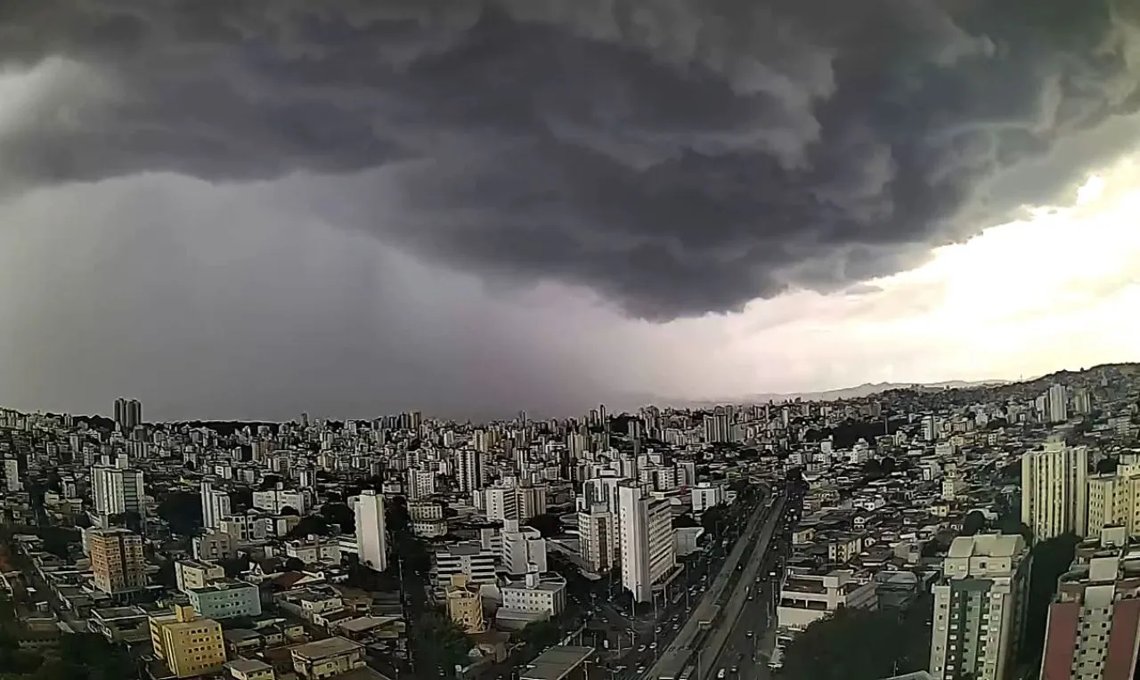 A imagem mostra o avanço de chuva intensa em Belo Horizonte/MG